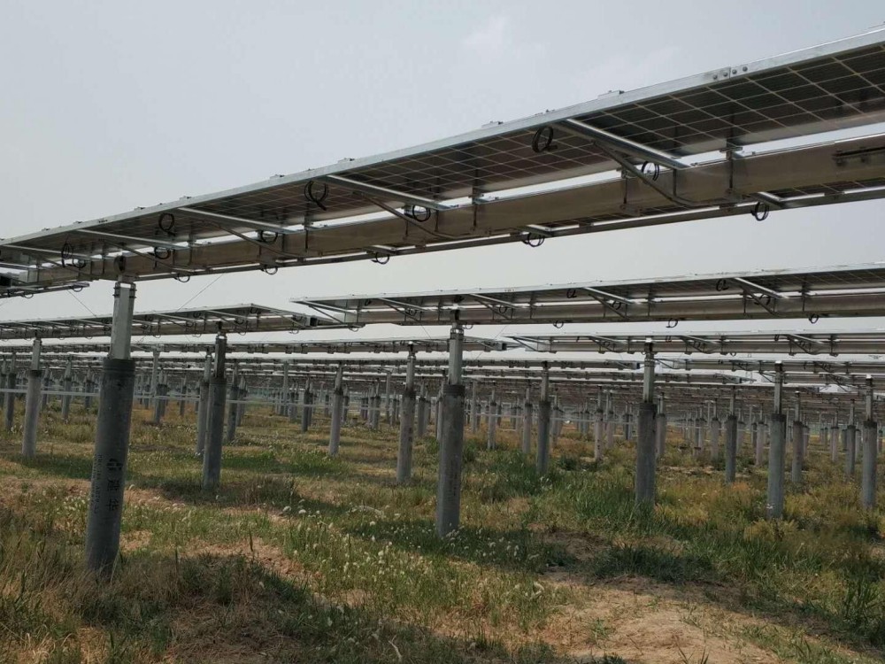 Sistema di montaggio solare con inseguitore orizzontale monoasse collegato al fotovoltaico
